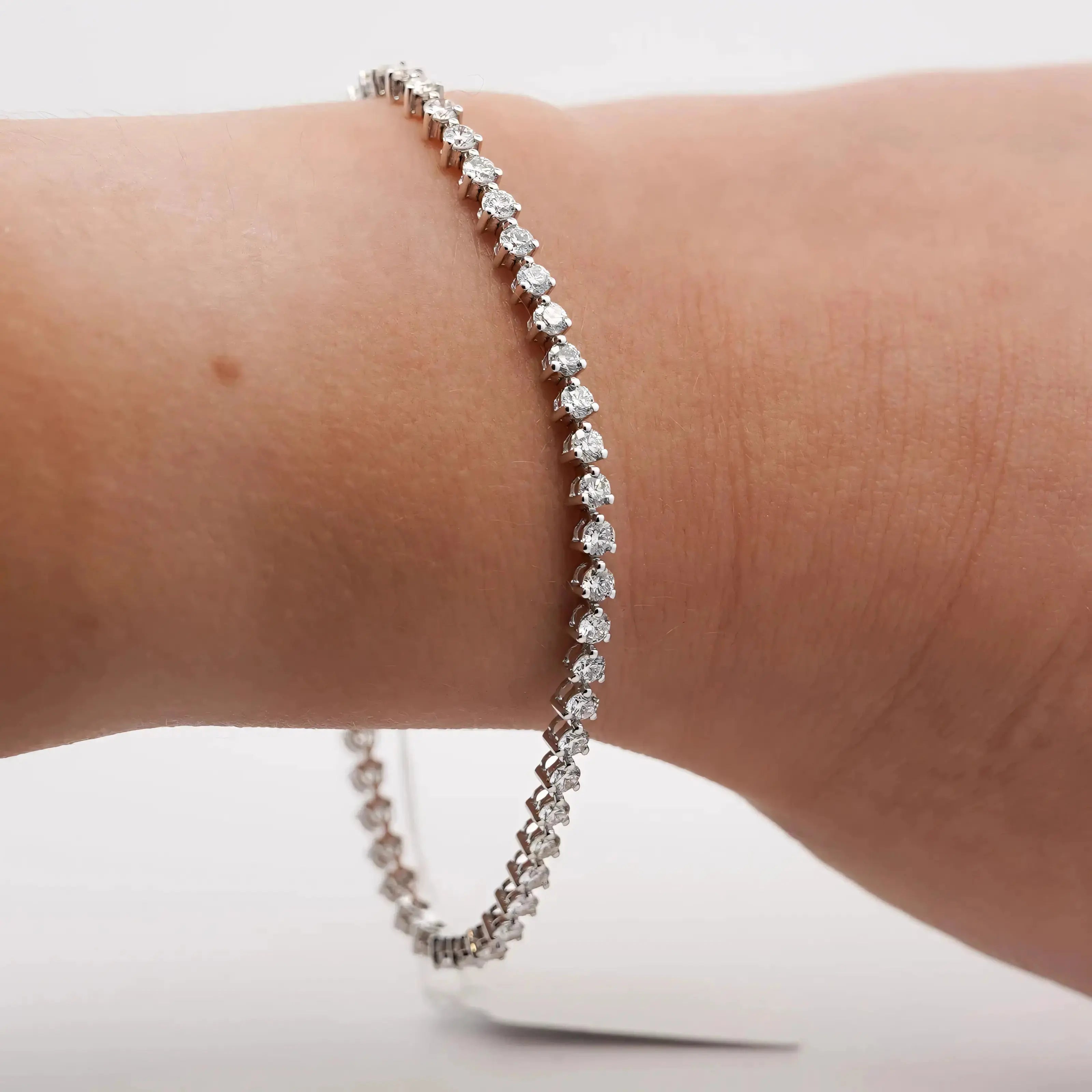 Diamond_tennis_bracelet_for_women_3_prong